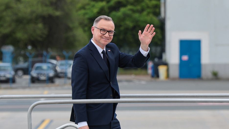 Andrzej Duda
Praga, Czechy, 07.07.2025. Prezydent Rzeczypospolitej Polskiej Andrzej Duda na lotnisku w Pradze przed odlotem do Polski, 7 bm. Prezydent Andrzej Duda zako�czy� wizyt� w Czechach, gdzie spotka� si� z prezydentem oraz premierem tego kraju. (jm) PAP/Szymon Pulcyn
Szymon Pulcyn
Andrzej Duda, dyplomacja, gest, lotnisko, politycy, polityk, polityk polityka, polityka, powr�t, prezydent, spotkanie, w pradze, wizyta zagraniczna