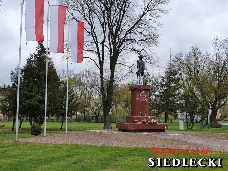 Siedlce. O zabrudzeniu farbą pomnika Lecha Kaczyńskiego poinformował policję fotoreporter Tygodnika Siedleckiego