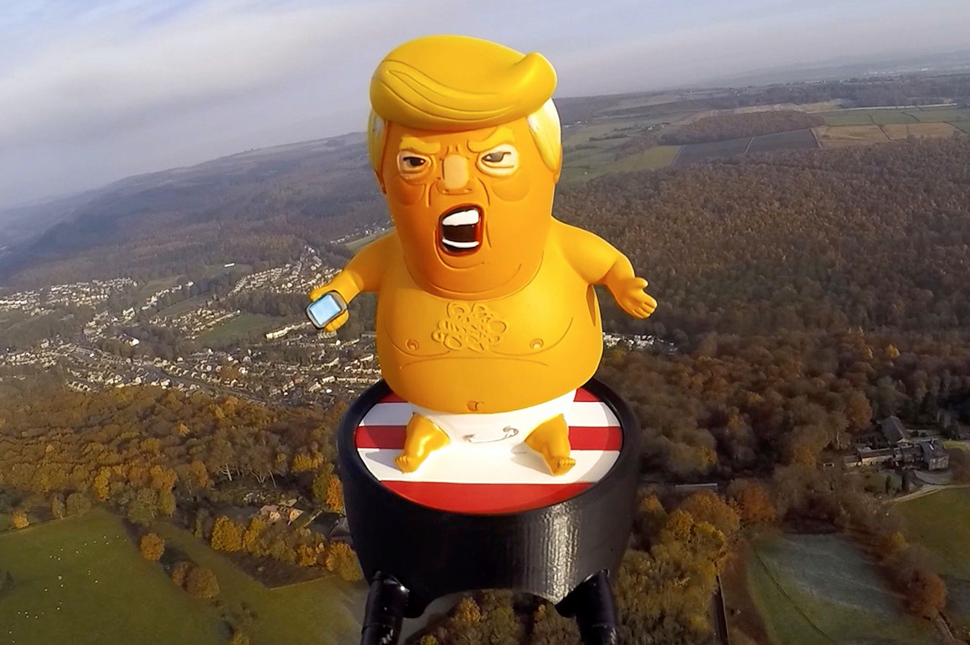 Figurka Trumpa w kosmosie to niezły żart. Zdjęcia wyglądają zabawnie 6