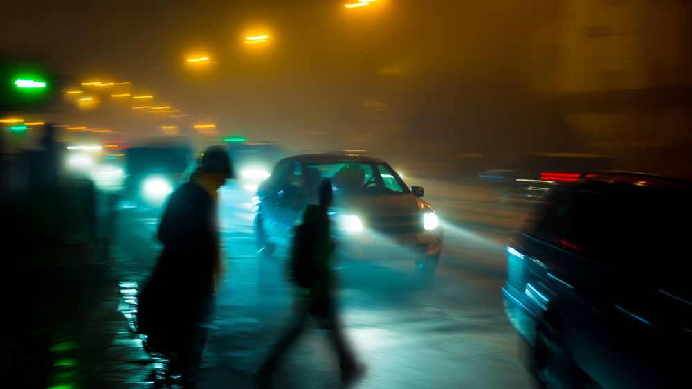 Piesi przechodzący przez ulicę - zdjęcie z Shutterstock