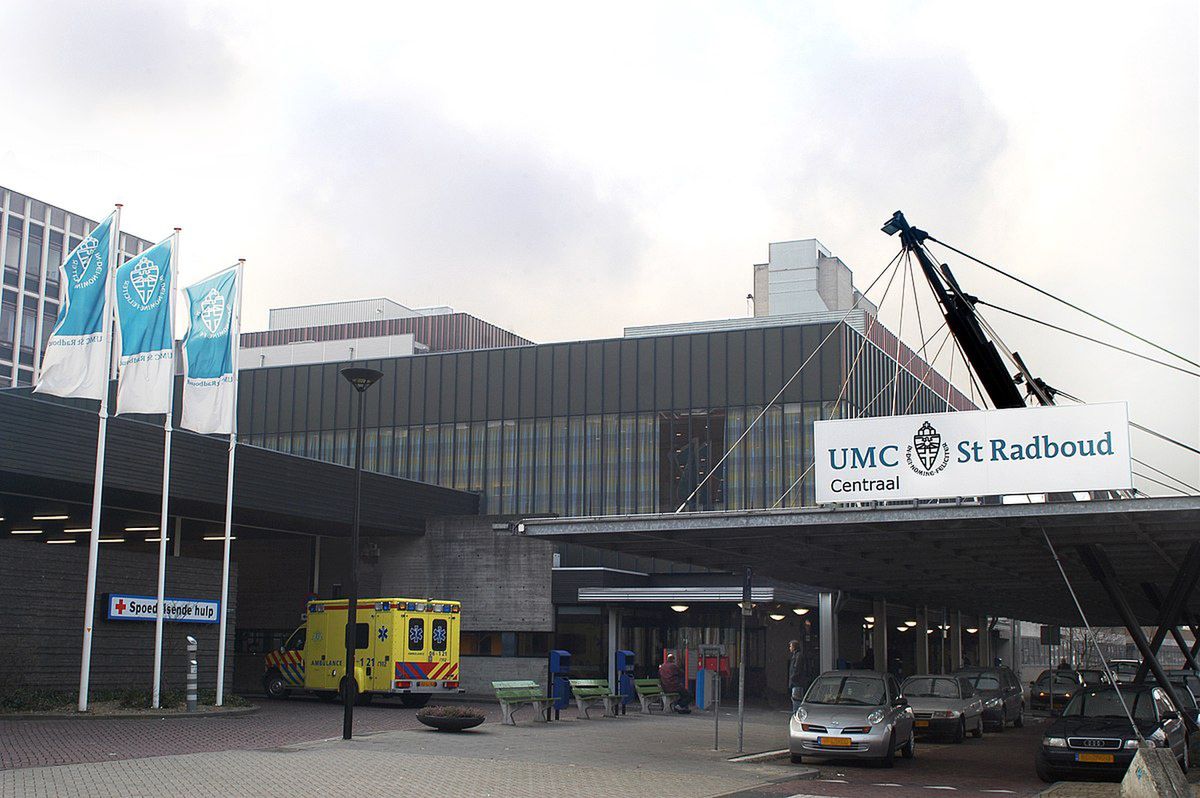 Główne wejście do Centrum Medycznego Uniwersytetu Radboud w Nijmegen w Holandii