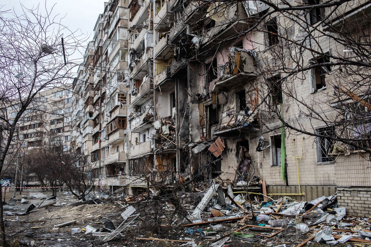 Ostrzelany blok mieszkalny w Kijowie. 