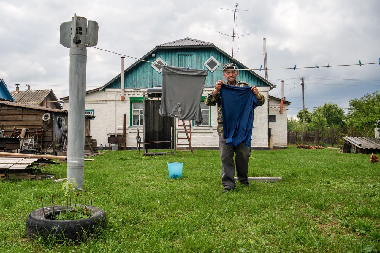 Ukrainian man's unique use for unexploded missile: A clothesline