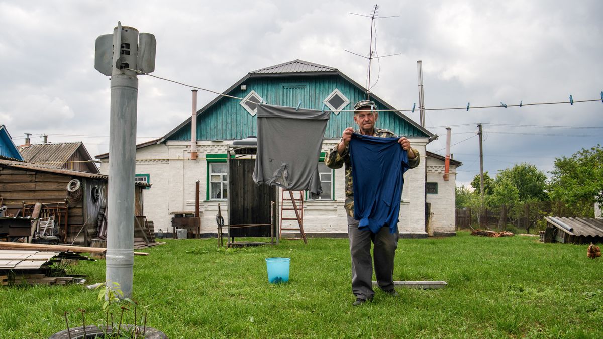 Ukrainiec rozwiesza pranie na sznurze, przymocowanym do rakiety.