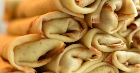 Zamiast mleka dodaję do naleśników inny produkt. Wychodzą miękkie i elastyczne