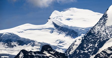 Tragedia w Alpach. Na alpinistów runęła część lodowca. Dwie osoby nie żyją