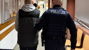 Warszawa: Wyważył drzwi i napadł na własną matkę. Wykręcał jej ręce i groził nożem, potem atakował sąsiadów