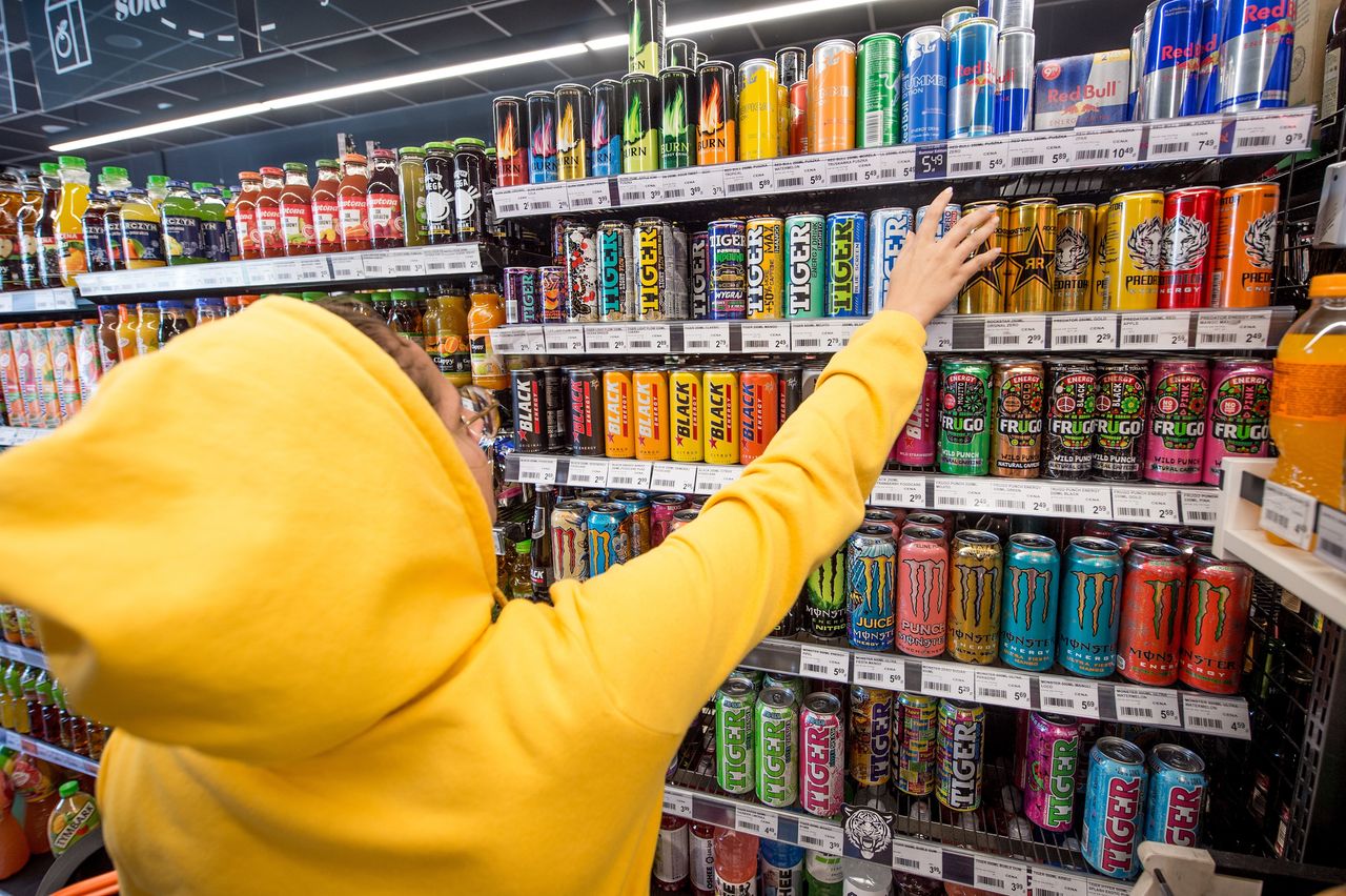 Mimo zakazu, w wielu sklepach wciąż sprzedaje się dzieciom napoje energetyczne