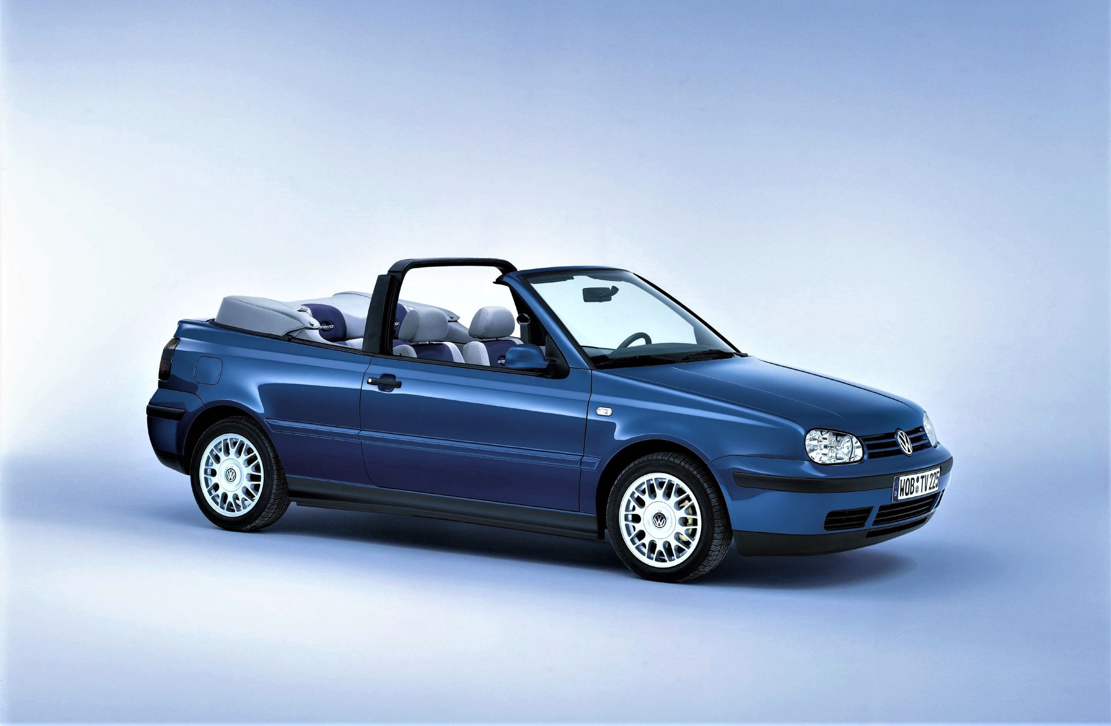 Volkswagen Golf Cabriolet nie był czwartą, lecz trzecią generacją z przednim pasem czwartej. 