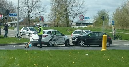 Zderzenie trzech pojazdów na Witosa. Tworzą się korki (zdjęcia)