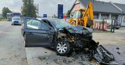 Wyprzedzał kilka pojazdów jednocześnie. Zderzył się z koparką!