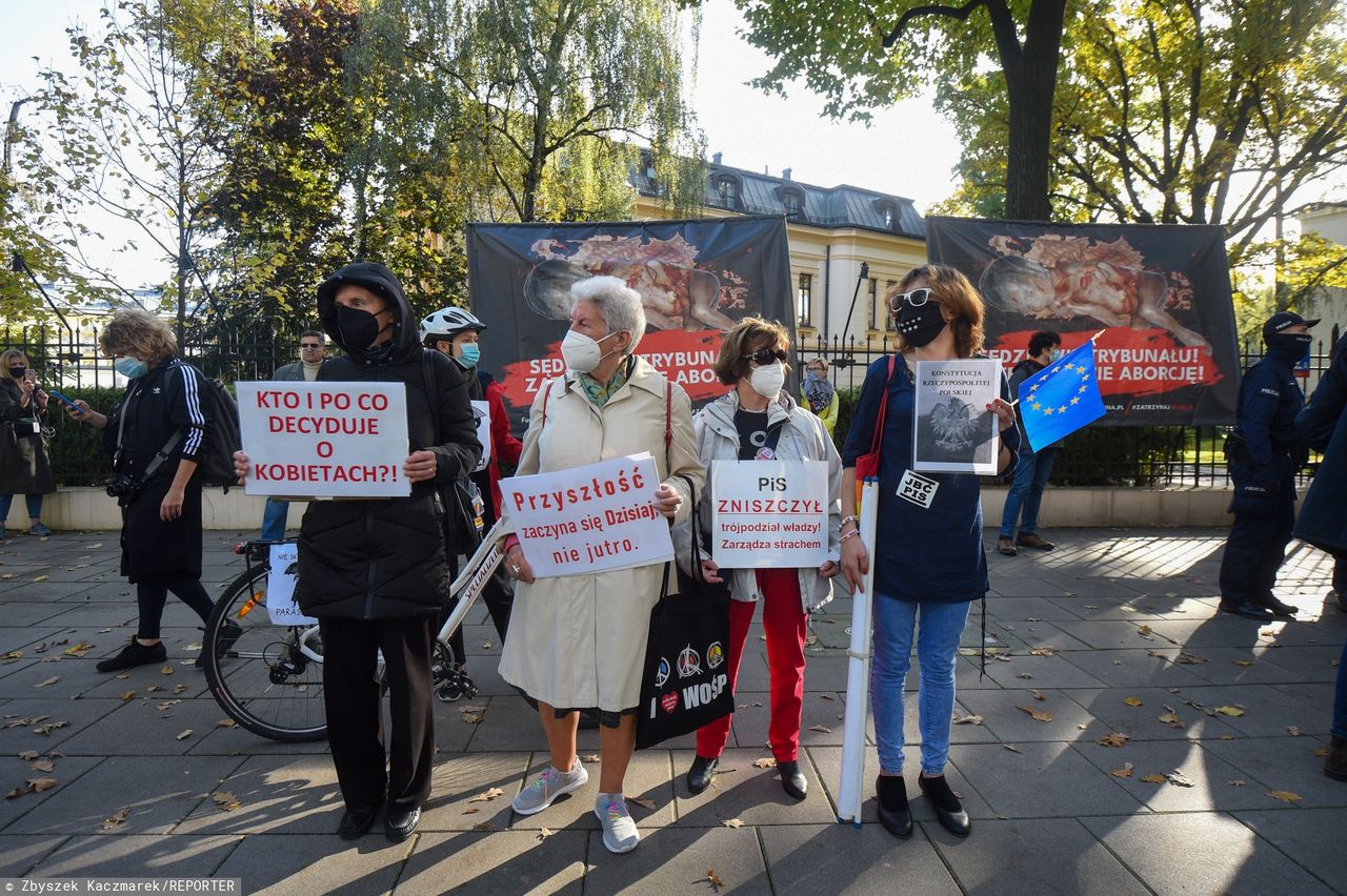 Trybunał Konstytucyjny zakazał tzw. aborcji eugenicznej. Mocna wiadomość od Ogólnopolskiego Strajku Kobiet: "Wy…ć"