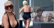 Christina Aguilera i jej DORODNY BIUST pluskają się w basenie podczas rodzinnego weekendu w Miami (ZDJĘCIA)