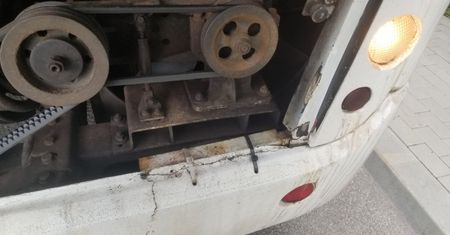 Gruz na kołach miał wieźć dzieci nad morze. Policja mówi o licznych wyciekach i długopisie
