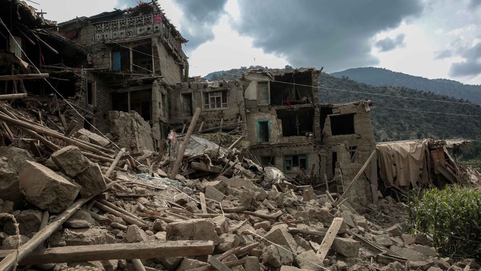 A view of the houses damaged in the earthquake in Kunar, Afghanistan, 03 September 2025. At least 1400 people have been killed and some 2,000 injured after a shallow magnitude-6.0 earthquake and several aftershocks shook Nangarhar and Kunar in eastern Afghanistan overnight, officials reported. EPA/SAMIULLAH POPAL Dostawca: PAP/EPA.