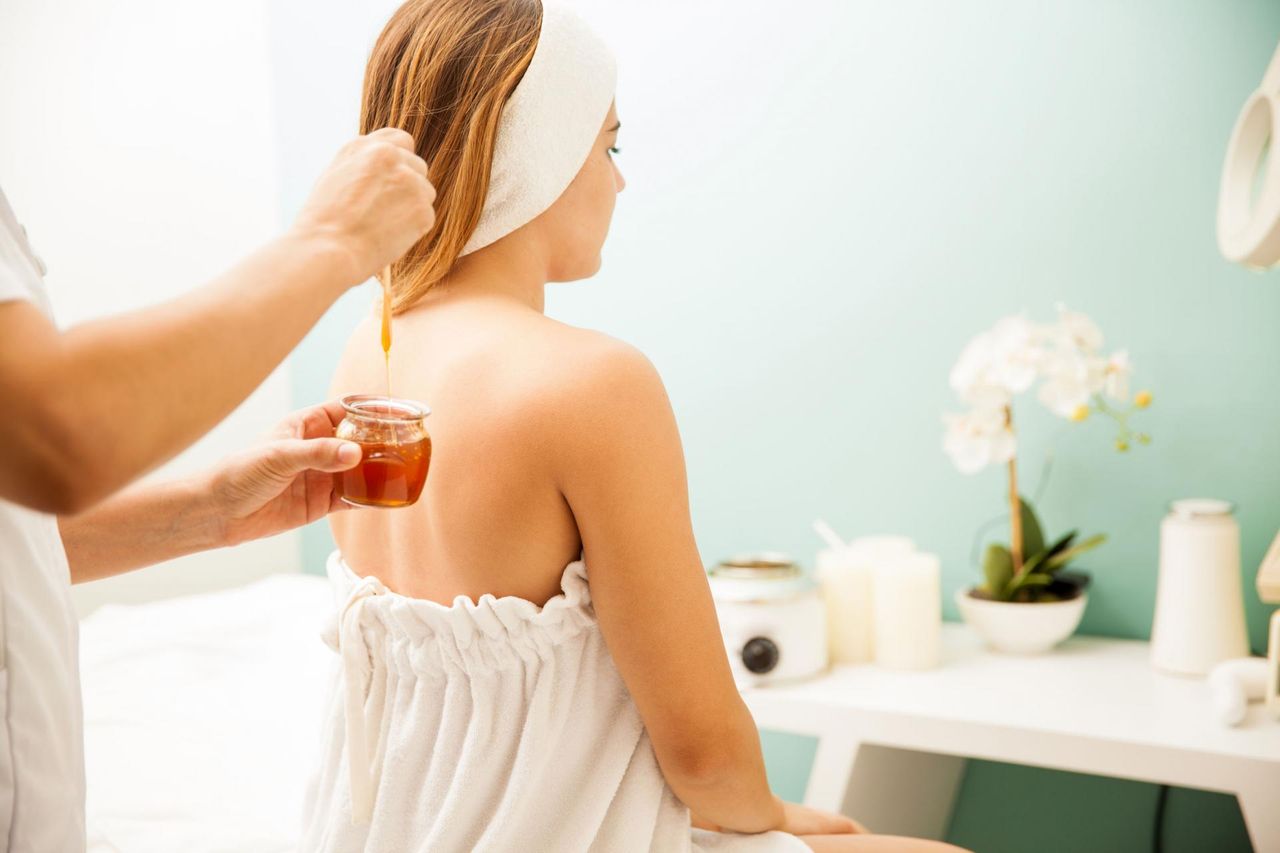 Miodowanie włosów - na czym polega?