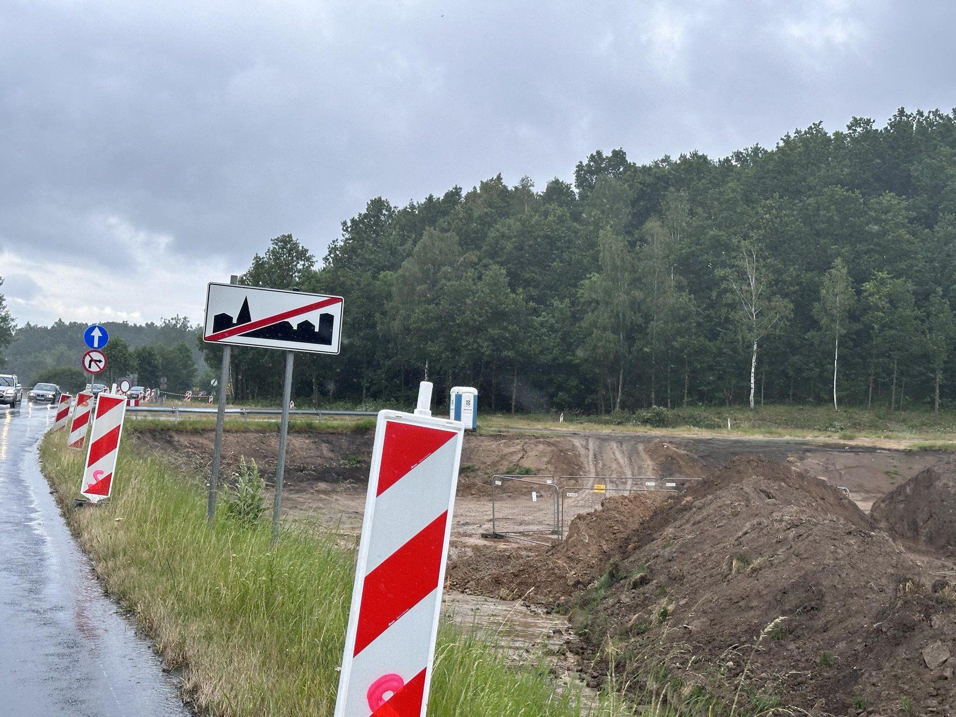 9.07.2025 budowa ronda na skrzyżowaniu w Łomnicy