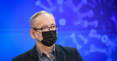 Alarmujący wzrost zakażeń. Co z nauką w szkołach? Niedzielski odpowiada