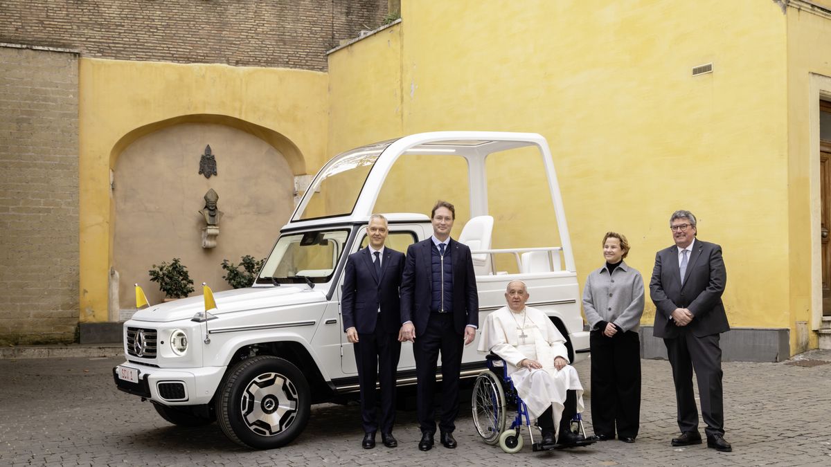 Nowy papamobile nie ma pancernych szyb