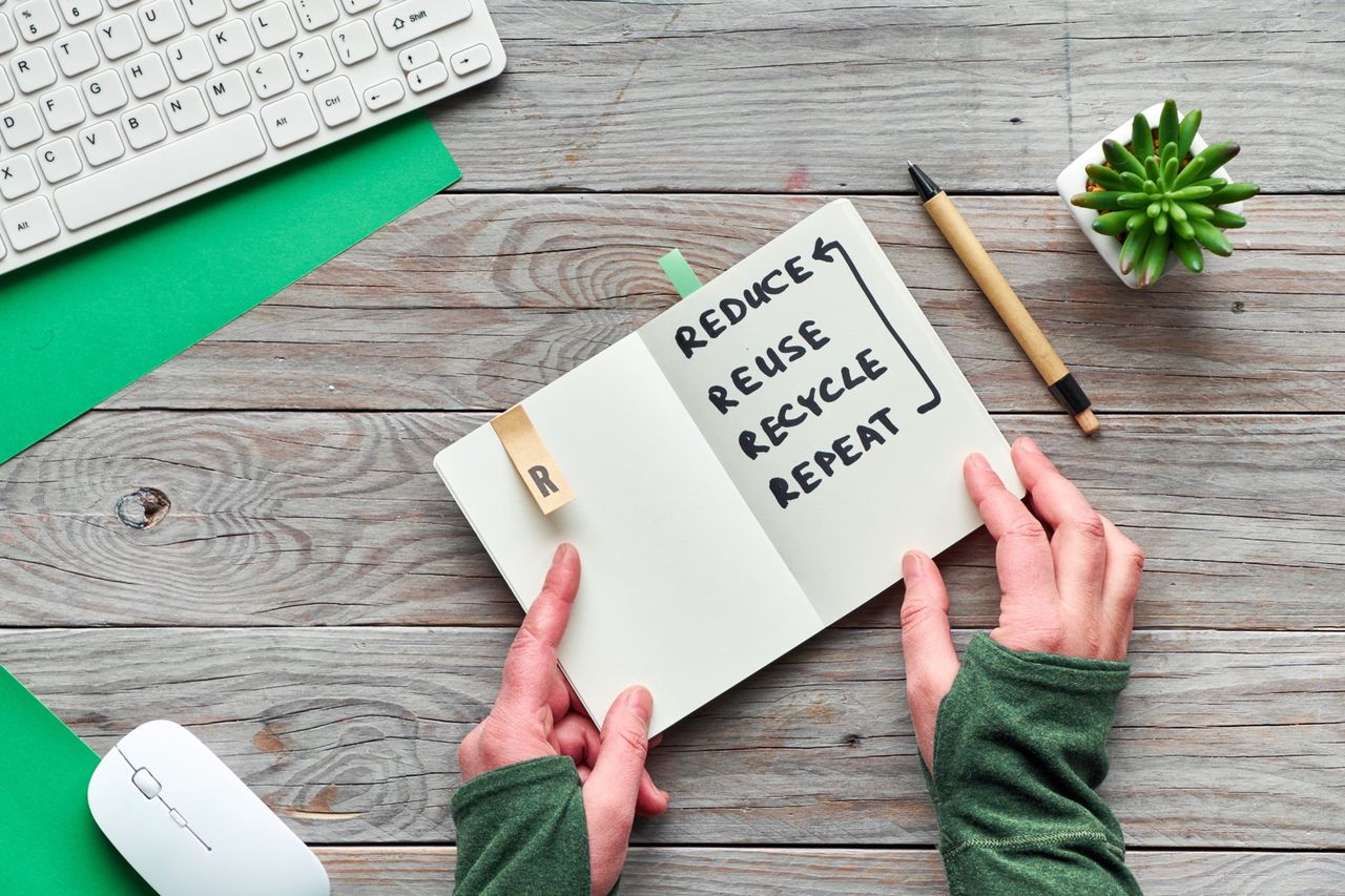 Eko-design: Meble z przetworzonych materiałów i zero waste w domu