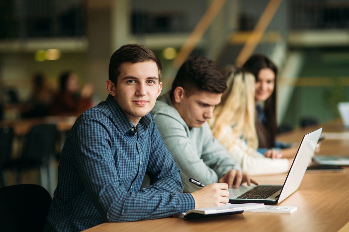 school szkoła uczniowie students nauka zdalna studia liceum uczeń student