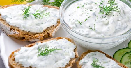 Dip tzatziki. Aromatyczny sos do grillowanych mięs