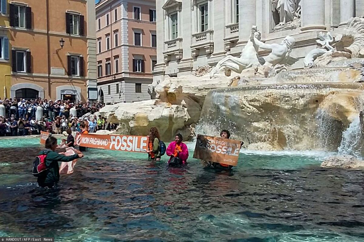 Czarna woda w fontannie di Trevi w Rzymie