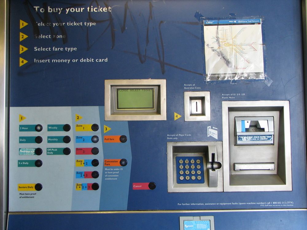 Zdjęcie automatu biletowego pochodzi z serwisu shutterstock.com