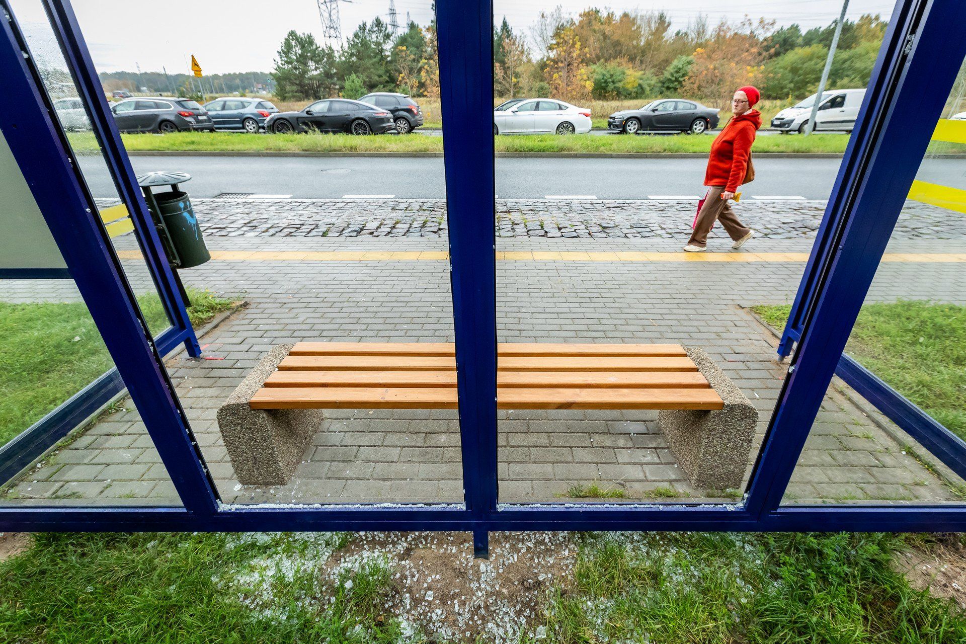 Zdemolowana wiata przystankowa w Fordonie.