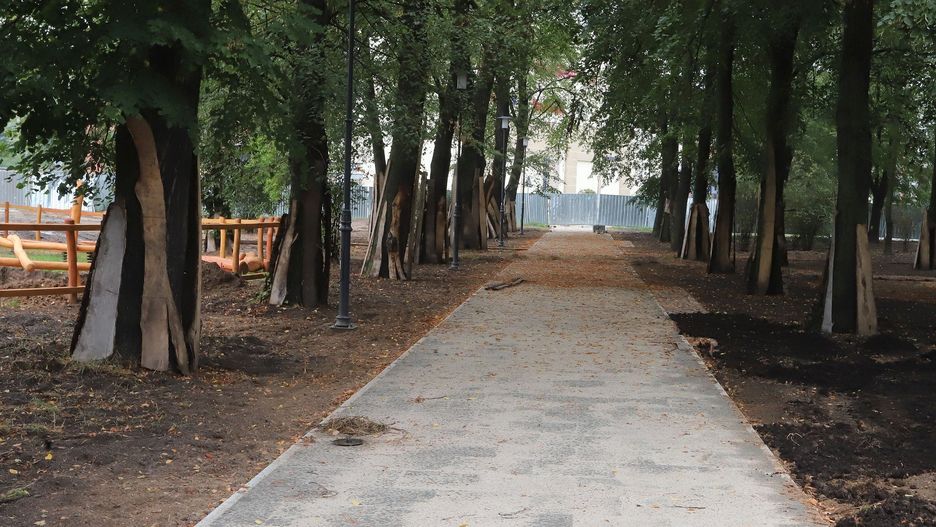 Trwa przebudowa skweru przy placu Jagiellońskim w Radomiu. Zobaczcie na kolejnych zdjęciach stan prac w środę 10 września.
