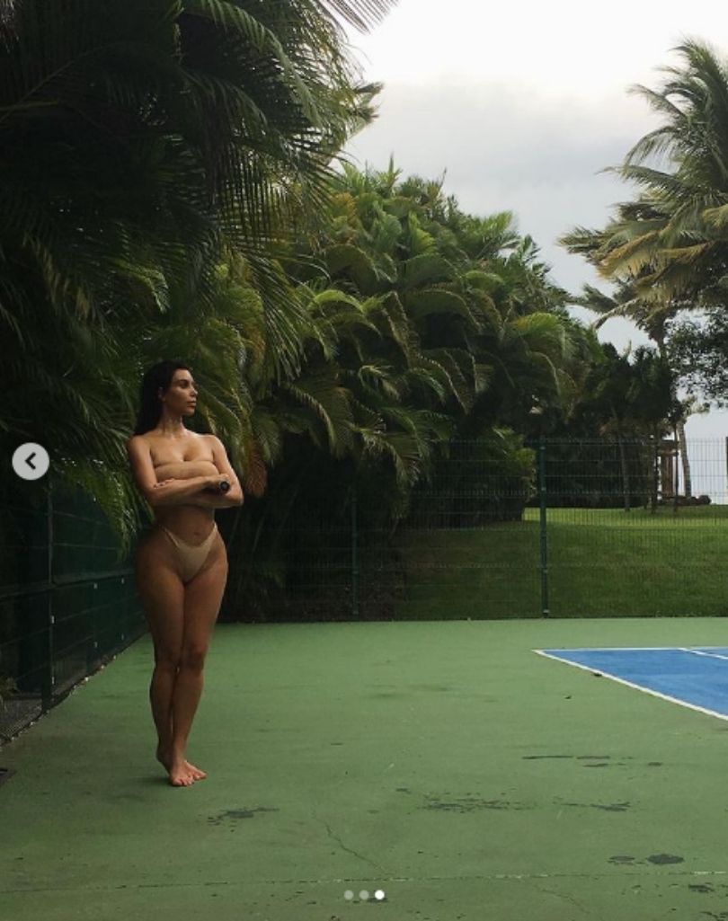 Kim Kardashian gra w tenisa w bikini