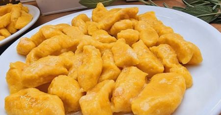 Jesienny przepis na kopytka dyniowe. To tradycja wzbogacona nowoczesnością