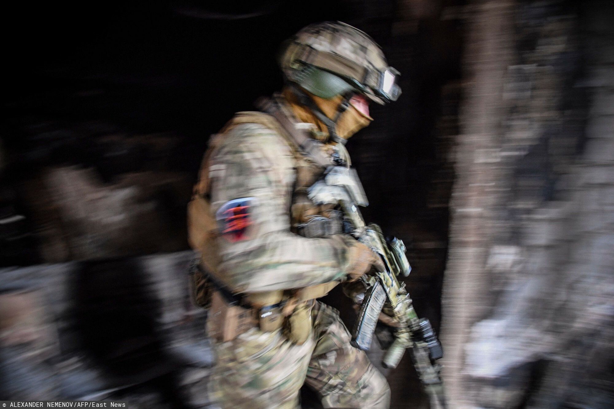 Wojna w Ukrainie - rosyjscy ?o?nierze w MariupoluA Russian soldier patrols at the Mariupol drama theatre, hit last March 16 by an airstrike, on April 12, 2022 in Mariupol, as Russian troops intensify a campaign to take the strategic port city, part of an anticipated massive onslaught across eastern Ukraine, while Russia's President makes a defiant case for the war on Russia's neighbour. - *EDITOR'S NOTE: This picture was taken during a trip organized by the Russian military.* (Photo by Alexander NEMENOV / AFP)ALEXANDER NEMENOV