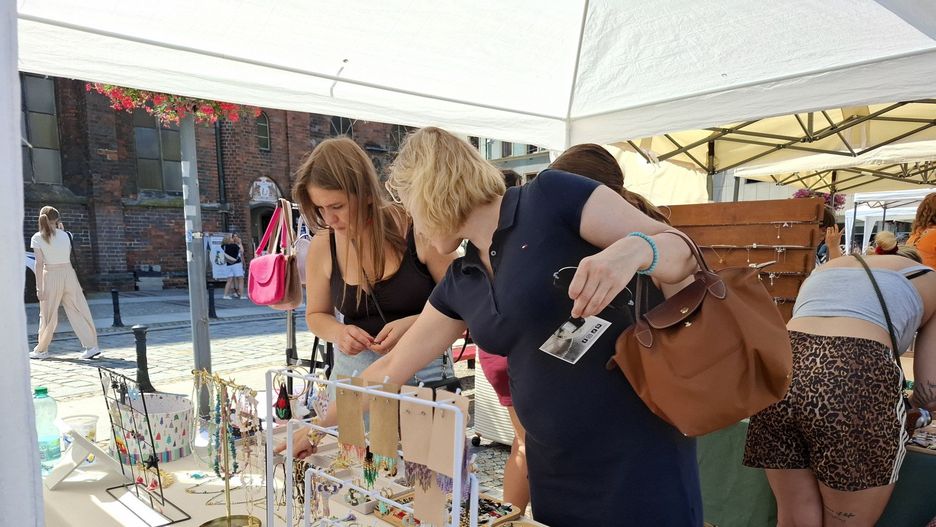 Plac przy kościele św. Marii Magdaleny zamienił się w krainę rękodzieła - tak wyglądał Ręki Dzieła Fest w piękny, długi weekend