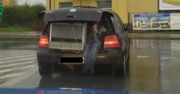 Z bagażnika wystawały nogi. "Podróż za jeden uśmiech"