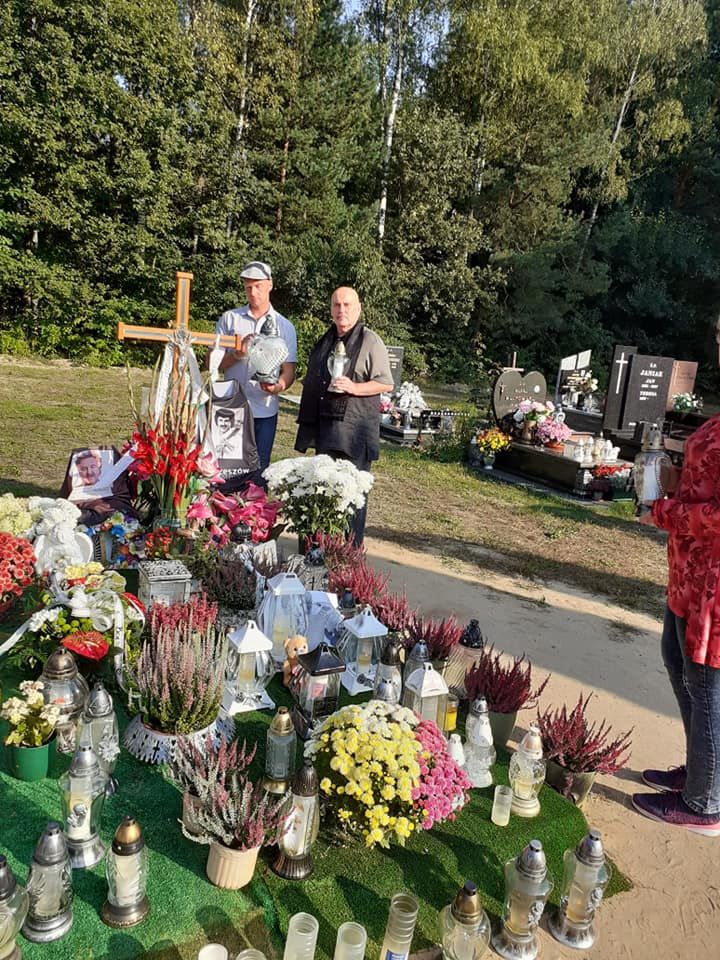 Krzysztof Krawczyk junior i Marian Lichtman odwiedzają grób Krzysztofa Krawczyka