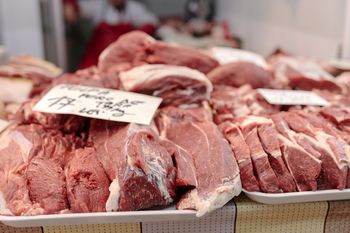 Przebadano mięso w polskich sklepach. Wyniki kontroli są zatrważające