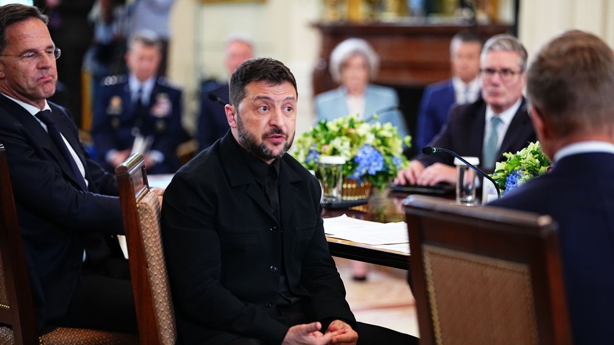 Ukraine's President Volodymyr Zelensky (C) participates in a Multilateral Meeting with European Leaders in the East Room of the White House in Washington, DC, USA, 18 August 2025. European Leaders are at the White House in support of President Zelenskyy following President Trump?s meeting with President Vladimir Putin of Russia in Anchorage, Alaska, USA, on August 15, 2025. EPA/AARON SCHWARTZ / POOL Dostawca: PAP/EPA.