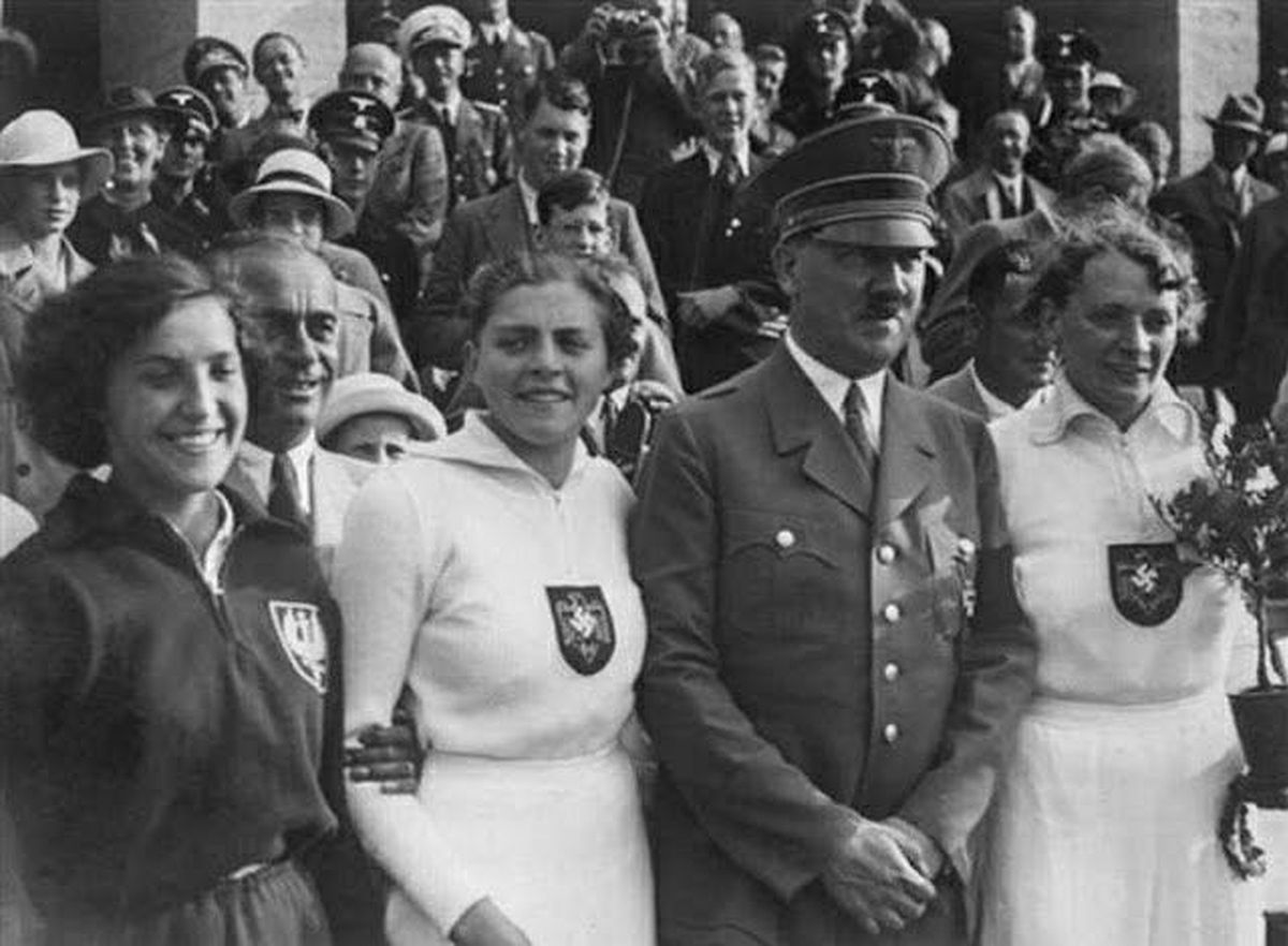 Hitler z najlepszymi oszczepistkami na igrzyskach w Berlinie. Po lewej Maria Kwaśniewska