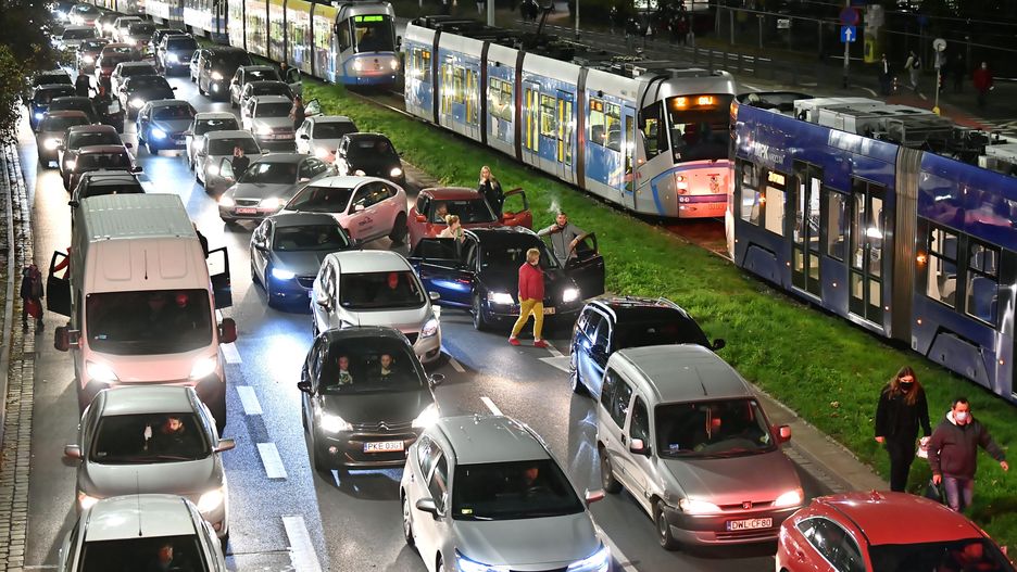 Strajk kobiet we Wrocławiu. "Błyskawice na ulice". Szykuje się kolejny protest samochodowy