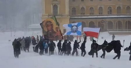 Kolejna procesja Wojowników Maryi. Mężczyźni nieśli flagi i sztandary