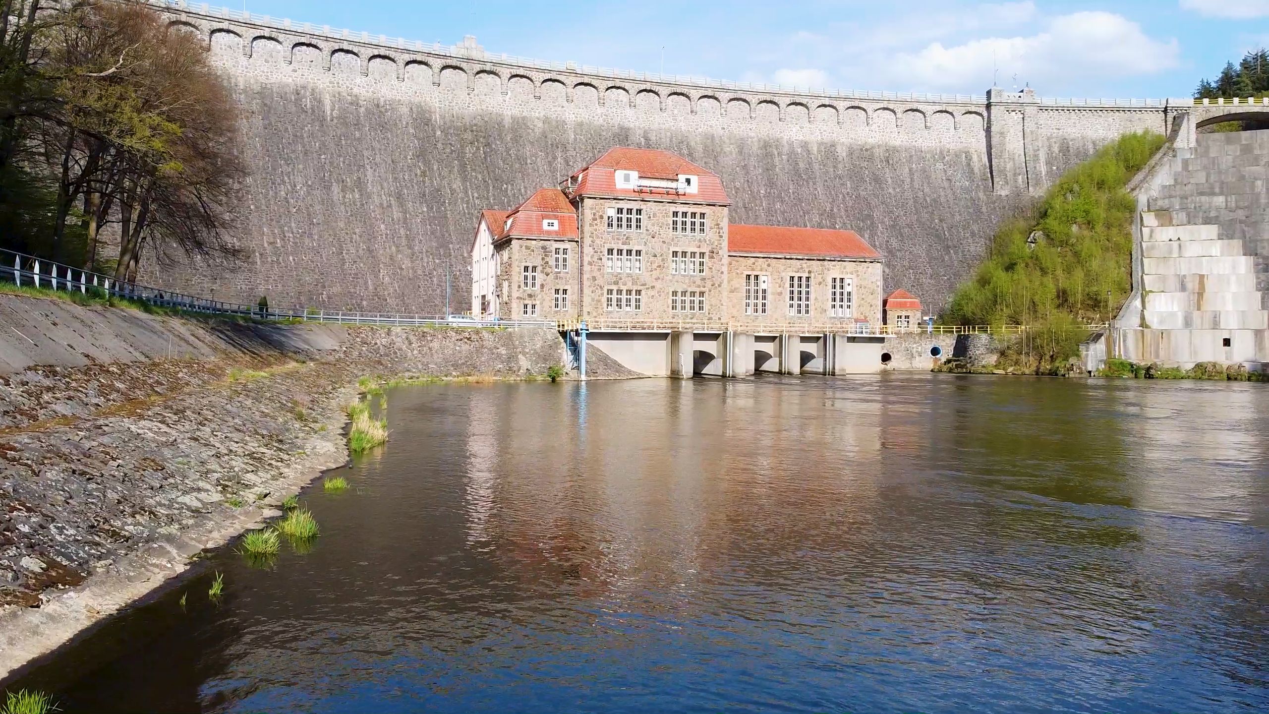 Zapora na jeziorze Pilchowickim, zdj, z 28 marca 2025 r.