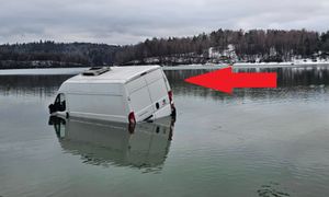 Chciał przejechać przez jezioro. Auto znalazło się pod wodą