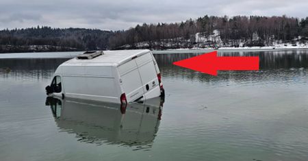 Chciał przejechać przez jezioro. Auto znalazło się pod wodą