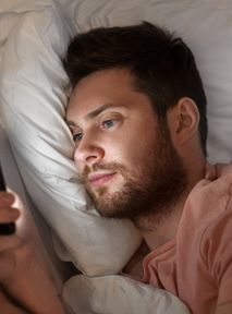 Twój partner szuka już planu B? Ekspertka o objawach monkey-barring