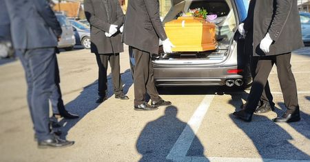 Kuria odda część pieniędzy za absurdalnie drogi pochówek. Kazali płacić jak za zboże