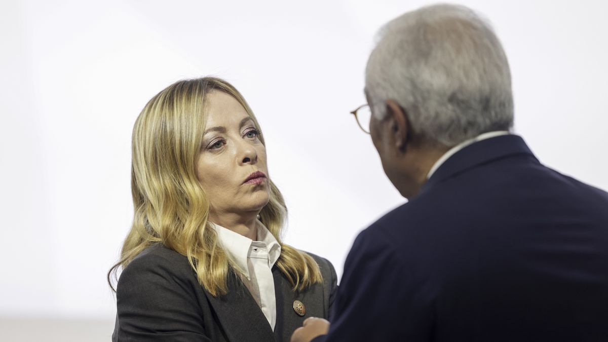 Italy?s Prime Minister Giorgia Meloni (L) ahead of the family picture during the G20 Leaders' Summit at the Nasrec Expo Centre in Johannesburg, South Africa, 22 November 2025. World leaders are gathering in South Africa, the host of this year's G20 Leaders' Summit on 22 and 23 November 2025, to discuss the global economy, development and financing. EPA/GIANLUIGI GUERCIA / POOL Dostawca: PAP/EPA.