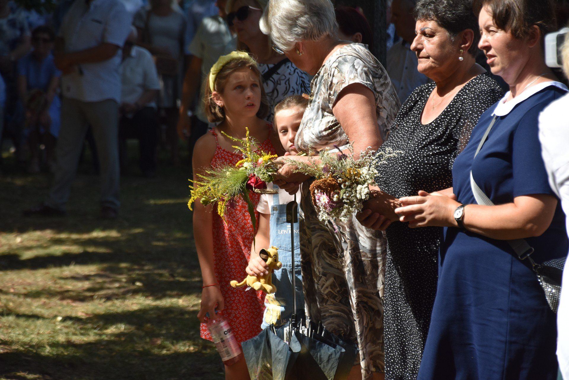 Wieni przynieśli ze sobą bukiety z okazji święta Matki Boskiej Zielnej