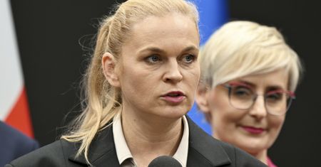 Podwyżki dla nauczycieli z opóźnieniem. Nowacka obwinia Dudę