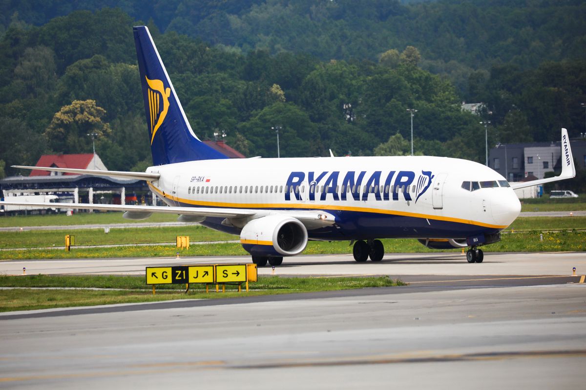 Samolot linii Ryanair na płycie lotniska w Krakowie